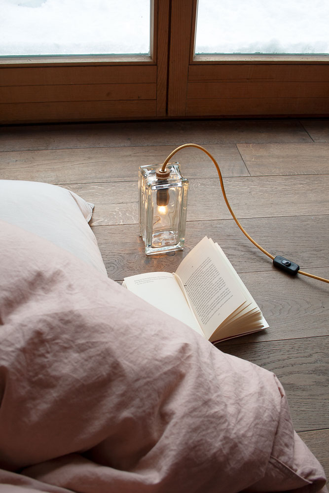 tia-mini-leuchte-bett-book-sunday-zitaproducts Moderne Nachttischlampe – Ideen für ein gemütliches Schlafzimmer